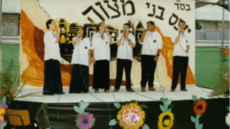 heiligheid Voordat Moses de Tien Geboden ontvangt, geeft de Heer het volk Israël zijn bestemming aan: 'een koninkrijk van priesters en een heilig volk', ten dienst van heel de aarde. Over heiligheid gaat ook dit lied.