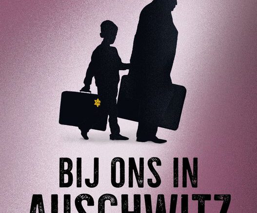 527x840 Ooggetuigenverslagen zijn van grote waarde. Vooral als het zaken en details betreft die in twijfel worden getrokken. In het boek ‘Bij ons in Auschwitz’ (2020) zijn een groot aantal van zulke verslagen samengebundeld door Arnon Grunberg. Daarvan is een compact versie verschenen. Hoe is die samengesteld?