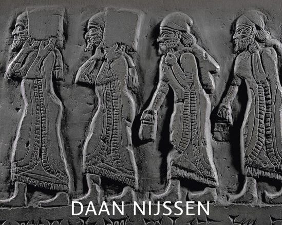 550x839 e1710755955767 In de 2de eeuw BCE ontstond de Zijderoute. Dit wordt vaak gezien als het begin van de langeafstandshandel. Maar volgens Daan Nijssen was de langeafstandshandel veel ouder. Hij beschrijft dat in zijn boek ‘Alle wegen leiden naar Babel’, waarin hij uitwerkt dat de oorsprong van deze handel in het Midden-Oosten ligt. Hoe onderbouwt hij dat?
