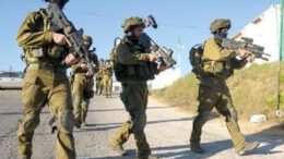 888x1200 e1709551009265 Mogen gelovigen wel dienen in een leger en oorlogvoeren? In de Tenach (het Oude Testament) komt dit voor van wat betreft Isra‘Eliem, maar in de Nieuwe Verbondsgeschriften wordt het bijna nergens genoemd. Wijst dat op een tegenstrijdigheid, op een later verbod of past het niet meer in de nieuwe omstandigheden? Of heeft het een andere verklaring?