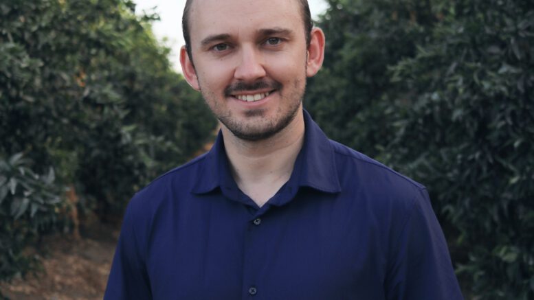 Rijtjes Instagram isreality 6 In een overvol kerkgebouw in Oud-Beijerland was Hananya van harte welkom. Als Messiasbelijdende Jood wil hij de waarheid brengen over Israël en hij is hiervoor ontslagen van diensttijd. Omdat hij zelf in het leger heeft gezeten, kon hij vertellen dat op dag één van de diensttijd de soldaten een boekje krijgen over de hoge ethiek in het leger. Hij diende in het Israëlische verdedigingsleger als verpleger, maar hielp in de praktijk vooral gewonden van de andere zijde.