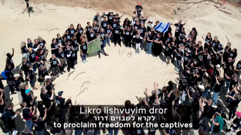 Jesaja61 Messiaanse gelovigen in Israël hielden in februari een driedaagse gebeds­bij­een­komst. Onder­deel daarvan was een bezoek aan de regio Sderot, waar de bewoners maan­den­lang geëva­cu­eerd zijn geweest. Zij bemoe­dig­den de terug­ge­keerde bewo­ners met Jesaja 61.