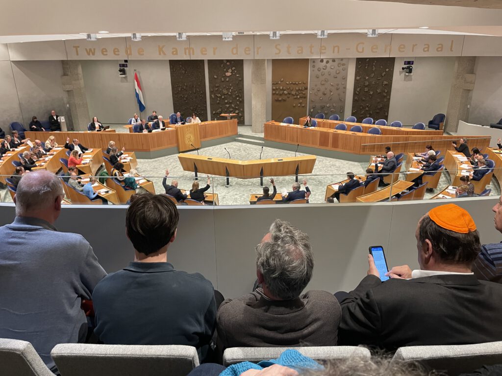 Tribune Tweede Kamer Bid als gelovigen voor de overheid - zoals opgedragen -, voor een veilig land, zodat ook het evangelie en de waarheid aanwezig is in de samenleving. Zout en licht.