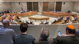 Tribune Tweede Kamer Bid als gelovigen voor de overheid - zoals opgedragen -, voor een veilig land, zodat ook het evangelie en de waarheid aanwezig is in de samenleving. Zout en licht.