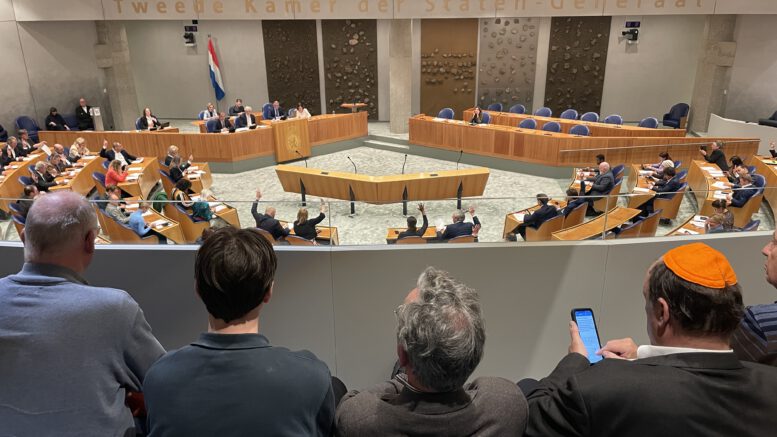 Tribune Tweede Kamer Bid als gelovigen voor de overheid - zoals opgedragen -, voor een veilig land, zodat ook het evangelie en de waarheid aanwezig is in de samenleving. Zout en licht.