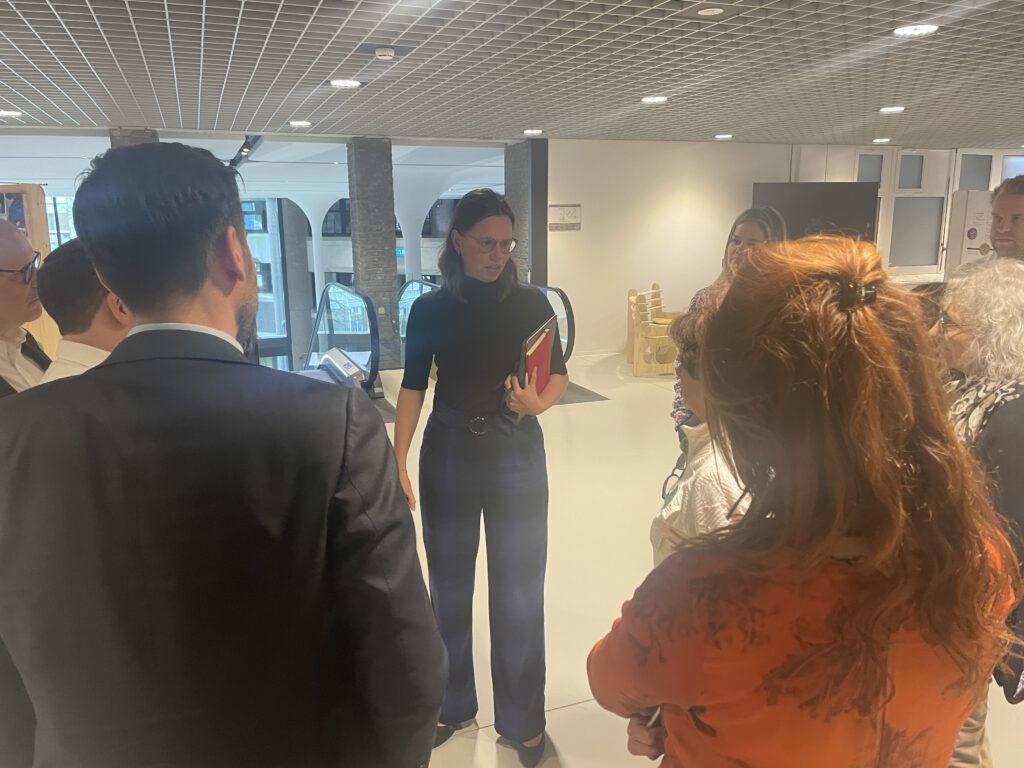 Tribune Tweede Kamer Bikker Bid als gelovigen voor de overheid - zoals opgedragen -, voor een veilig land, zodat ook het evangelie en de waarheid aanwezig is in de samenleving. Zout en licht.