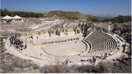 BeitSheanTheater Als je van archeologie of geschiedenis houdt, is Nationaal Park Beit She'an ('Huis van rust') een onmisbaar onderdeel voor elke rondreis door Israël. Maar kom vooral in het voorjaar of najaar, want in de zomer is dit deel van Israël een van de heetste plekken op aarde.