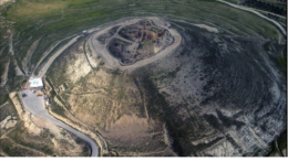 Herodion 'Wie het Herodium bezoekt, treedt daarmee in de sporen van koningen en rebellen en ervaart een geschiedenis van macht, luxe en intriges', schrijft de Israëlische Nationale Parken Autoriteit op zijn website.