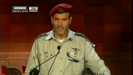 ShaiAbramson IDF cantor luitenant-kolonel Shai Abrahamson zingt אֵל מָלֵא רַחֲמִים el male rachamim, 'Genadige God', een Joods gebed voor de ziel van een persoon dat bij het graf gezongen wordt bij een begrafenis en bij gedenk­diensten gedurende het jaar. De opname is gemaakt tijdens de Shoa Gedenkdag in 2014.