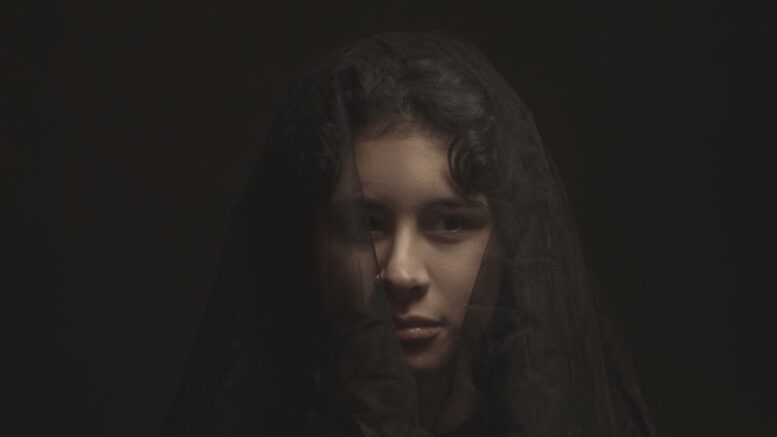 a woman with a veil on her head