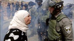 527x840 e1718616214961 Sinds Joden naar het beloofde Land trekken is er verzet van de plaatselijk bevolking. Zij worden tegenwoordig nog ‘Palestijnen’ genoemd en zij krijgen steeds meer rechten. Maar die werken echter averechts, want hun verzet groeit. Els van Diggele, gespecialiseerd in de inwoners van het Land, onderzocht hun echte problemen. Wat komt naar voren?