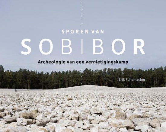 550x650 Onderzoek in de grond van vernietigingskampen brengen zaken aan het licht die onomstotelijk zijn. Zaken die zelfs overlevenden niet altijd weten. Daarnaast leveren vondsten ook sterke en vaak onomstotelijke argumenten tegen volhardende holocaust ontkenners. Het boek ‘Sporen van Sobibor’ van Erik Schumacher beschrijft het onderzoek daar. Hoe is dat gedaan?