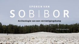 550x650 e1719233919880 Onderzoek in de grond van vernietigingskampen brengen zaken aan het licht die onomstotelijk zijn. Zaken die zelfs overlevenden niet altijd weten. Daarnaast leveren vondsten ook sterke en vaak onomstotelijke argumenten tegen volhardende holocaust ontkenners. Het boek ‘Sporen van Sobibor’ van Erik Schumacher beschrijft het onderzoek daar. Hoe is dat gedaan?