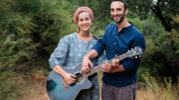 Yonina Sjmor Na Aleinoe, Waak over ons, zingen Yoni en Nina Tokayer, het muzikale duo Yonina. Het lied werd oorspronkelijk gezongen door de bekende Ofra Haza, onder de titel Tefilah, Gebed.