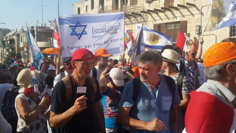 Schermafbeelding 2024 10 14 170834 Het begon allemaal op die zwarte sjabbat in oktober vorig jaar, met de ongekende terreuraanslagen in het zuiden van het land. Zelfs de Israëlische veiligheidsdiensten en het leger zagen het niet aankomen. De gevolgen zijn desastreus: ruim een jaar later voert Israël een oorlog op meerdere fronten, tegen wat nog over is van Hamas in Gaza, Hezbollah vanuit Libanon, de radicaal-islamitische Houthi-rebellen in Jemen en aartsvijand Iran. "De terroristische aanval dreunt tot op de dag van vandaag na. We denken aan het volk van Israël, Zijn volk, dat zo lijdt, waar de spanning alleen maar toeneemt. Ons gebed is met en voor hen."