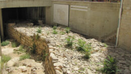 broad wall We blijven na alle bezoeken aan de Stad van David nog even in Jeruzalem. Koning Hizkia werd geconfronteerd met een inval van de Assyriërs met hun koning Sanherib, die alle versterkte steden van Juda had veroverd. Hij wilde ook Jeruzalem innemen met zijn grote onoverwinnelijke leger.