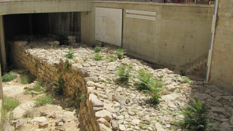 broad wall We blijven na alle bezoeken aan de Stad van David nog even in Jeruzalem. Koning Hizkia werd geconfronteerd met een inval van de Assyriërs met hun koning Sanherib, die alle versterkte steden van Juda had veroverd. Hij wilde ook Jeruzalem innemen met zijn grote onoverwinnelijke leger.