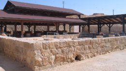 Good Samaritan 2 20 Het museum Herberg van de Barmhartige Samaritaan is gevestigd in een Ottomaanse Turkse herberg, gebouwd bovenop de resten van een Byzantijnse herberg. In de tijd van de Tweede Tempel was dit waarschijnlijk ook een herberg, want op korte afstand werd een versterking uit de tijd van Herodes gevonden, die de herberg beschermde.