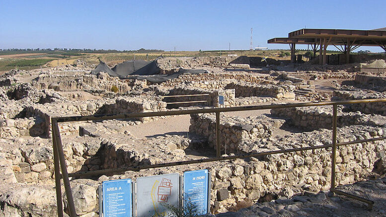 Hatzor SolomonicGate Hazor, zeg maar חָצוֹר Chátzor, was de grootste Kanaänitische stad in noordelijk Israël. Hij lag 16 km ten noorden van het Meer van Galilea, nabij de grens met Libanon, aan de belangrijke handelsroute Via Maris, die Egypte met Syrië verbond.