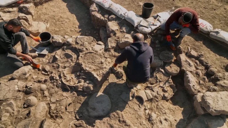 HurvatHusham Nabij Beth Sjemesj is bij opgravingen door de Israel Antiquities Authority (IAA) een 5000 jaar oude neder­zet­ting gevonden. De opgra­vin­gen in de plek Hurvat Husham waren vereist in verband met de voor­ge­no­men uitbreiding van het westelijke industrie­gebied van de stad.