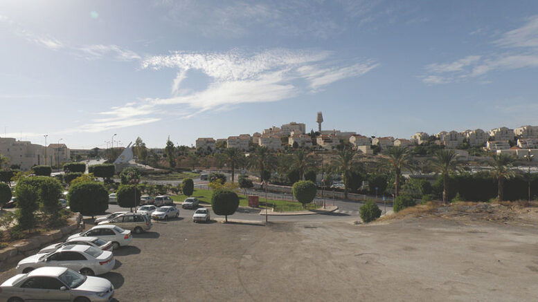 Maale Adumim panorama 1 We brengen vandaag een bezoek aan Ma'ale Adoemim, een stad die in 1979 begon als een kleine industriële nederzetting ten oosten van Jeruzalem. De vestiging was mogelijk geworden door Israëls verove­ring van de Westbank in 1986.