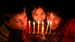 12 channuka 2klein Deze week viert het Joodse volk het Chanoekafeest, waarover u meer kunt lezen in de Sjabbats­lezingen: het feest van het afwerpen van de Grieks-Syrische over­heer­sing. De vocal group Six13 zingt er over in de stijl van Star Wars.