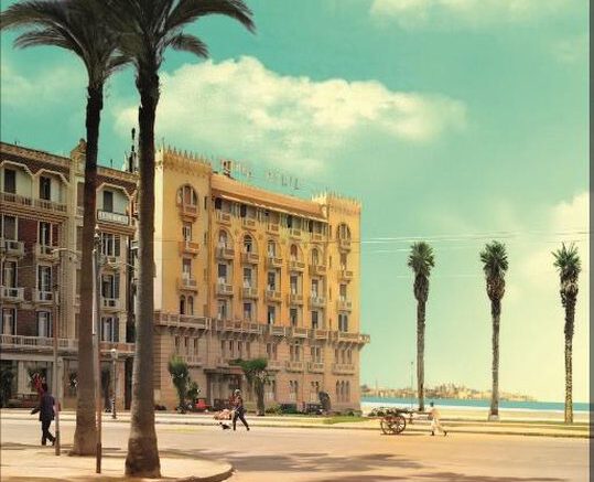 539x840 Alexandrië in Egypte is een kustplaats aan de Middellandse Zee gesticht in 331 BCE door diens naamgever Alexander de Grote. Het was lang de hoofdstad van dat land. Wat de stad zo bijzonder maakt is dat de inwoners altijd grotendeels Europeanen waren. Sinds de tweede helft van de vorige eeuw trokken zij echter grotendeels weg. Eduard Cousin bezocht de stad als journalist en beschreef diens geschiedenis. Wat komt daarin naar voren?