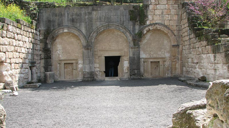 Bet Shearim Cave of the Coffins In het hart van de Jizreël vallei in neder Galilea bevindt zich het Bet She'arim nationaal Park als een monument van Joodse geschiedenis en erfgoed. Hier liggen belangrijke Joodse personen begraven, zoals rabbi Yehuda HaNasi.