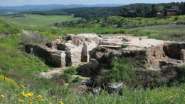 Ruined tower at Tel Gezer Vandaag gaan we een kijkje nemen bij Tel Gezer, die er van een afstand uitziet als een niet-interessante verlaten heuvel in centraal Israël, waar je zelden toeristen ziet. Toch is er genoeg te zien op het gebied van Bijbelse archeologie.