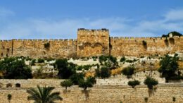 Gouden poort Jeruzalem 2 Maandag 26 mei (28 Iyar) viert Israel Yom Jeroe­sja­layim, יוֹם יְרוּשָׁלַיִם, Jeruzalemdag. Op die datum in 1967 werd op de tweede dag van de Zes­daagse Oorlog Oost-Jeru­za­lem veroverd op Jordanië, en herenigd met West-Jeruzalem.