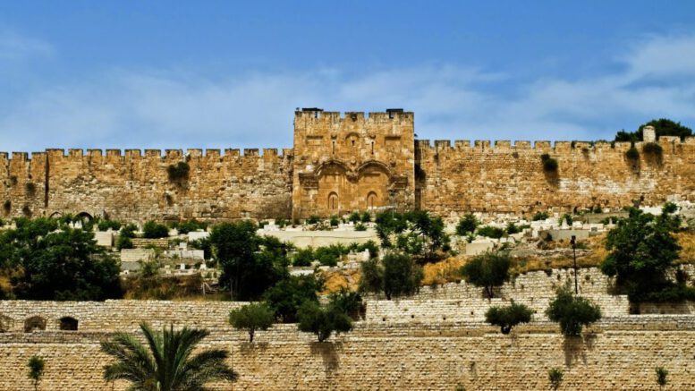 Gouden poort Jeruzalem 2 De komende weken gaan we kijken naar de poorten van Jeruzalem. Volgens de Mishna, de opgeschreven mondelinge Joodse leer, telt de stad vijf poorten. We beginnen met de bekendste, de Gouden Poort of Oostelijke Poort of Shushan Poort.