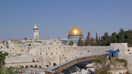 Jerusalem Westelijke Muur Bronnen: IAA, Wikipedia, foto. De Mughrabi poort bevindt zich rechts op de foto, aan het eind van de loopbrug.