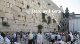 barclay gate 4 450 Aan de westzijde van het tempelplein zijn twee poorten te herkennen, de Warren poort, met een boogbrug waar de tunnel langs de Kotel of Westelijke Muur onderdoor loopt, en de Barclay's Poort, een dichtgemetselde poort nabij de houten brug waarover bezoekers het tempelplein bereiken.