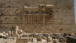 Remains of Robinsons Arch Wikipedia Die vormen een restant van de Boog van Robinson, een van de vele ambi­tieuze bouw­werken van koning Herodes de Grote bij het vergroten van het tempelplein.