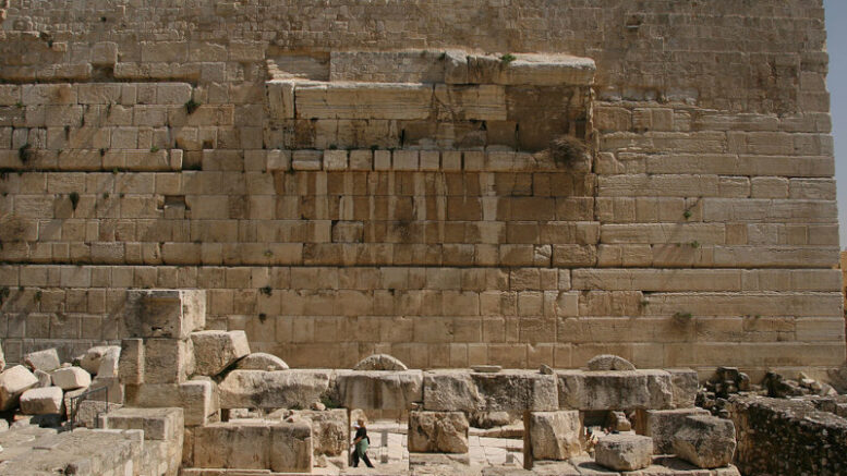 Remains of Robinsons Arch Wikipedia Die vormen een restant van de Boog van Robinson, een van de vele ambi­tieuze bouw­werken van koning Herodes de Grote bij het vergroten van het tempelplein.