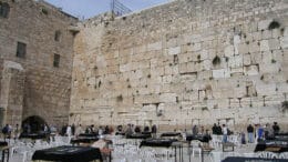 Western Wall April 2006 Wie ooit het Plein voor de Westelijke Muur in Jeruzalem heeft bezocht, heeft ook de bovenste delen van Wilson's Boog gezien. Grote bogen ervan grenzen aan de zuidkant van de Westelijke Muur. Onder de boog beginnen de Westelijke Muur Tunnels.