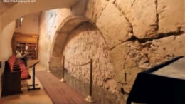 warrens gate 32788 Een van de vier poorten aan de westzijde van de Tempelberg, die de Joods-Romeinse geschiedschrijver Flavius Josephus beschrijft in zijn boek Joodse Oud­heden, is de Warren's Poort, gelegen dichtbij de Tempel­hof en leidend naar een buiten­wijk. Waar­schijn­lijk gebruikten de priesters deze poort om hout en offers naar de tempel te brengen.