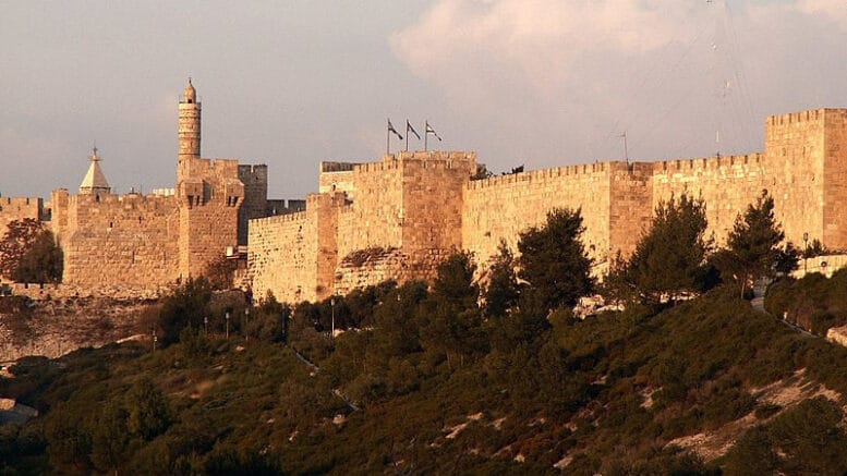 Jerusalem city wall Vandaag gaan we niet door een poort, maar maken we een wandeling over de muur waarin de poorten zijn. Koning David maakte drieduizend jaar geleden de Stad van David, ten zuiden van de Tempelberg, tot zijn hoofdstad.