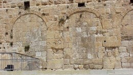 Oostelijke Huldah poort Aan de zuidkant van de Tempelberg bevinden zich de twee Huldah poorten (spreek uit: Choelda), een dubbele en een driedubbele poort, nu dicht­gemet­seld met grote stenen maar nog goed her­ken­baar.