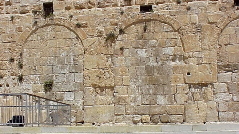 Oostelijke Huldah poort Aan de zuidkant van de Tempelberg bevinden zich de twee Huldah poorten (spreek uit: Choelda), een dubbele en een driedubbele poort, nu dicht­gemet­seld met grote stenen maar nog goed her­ken­baar.