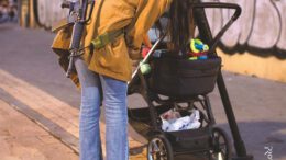 526x840 e1747645247796 Er is een toenemende dwang zich tegen Israël als rechtmatige eigenaar van het beloofde Land te keren en de kant van ‘Arabische’ terroristen te kiezen. Het lijkt op het sentiment voor verzet van de zwakke ten opzichte van de sterke, waarvan politiek links de voorvechtersrol claimt. Gilad Perez streeft in zijn boek ‘Hummus en Hamas’ naar neutrale, genuanceerde en zuivere verslaglegging van de Gaza-oorlog. Hoe doet hij dat?