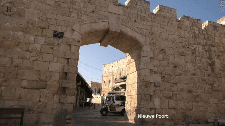 NieuwePoort De Nieuwe Poort is gebouwd in 1887 of 1889, en is daarmee de nieuwste poort van Jeruzalem. In het Hebreeuws heet hij השער החדש HaSha'ar HeChadash, en in het Arabisch الباب الجديد Al-Bab al-Jedid. Hij bevindt zich aan de westkant van de noorde­lijke muur.