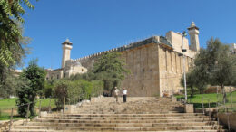 Hebron Patriarch tomb In dit derde en laatste deel over de Grot van Machpela in Hebron, waar Abraham, Sara en de aarts­vaders begraven zijn, kijken we even rond in het publieke gedeelte van het grote monument, wat koning Herodes de Grote tot hun nagedachtenis liet optrekken.
