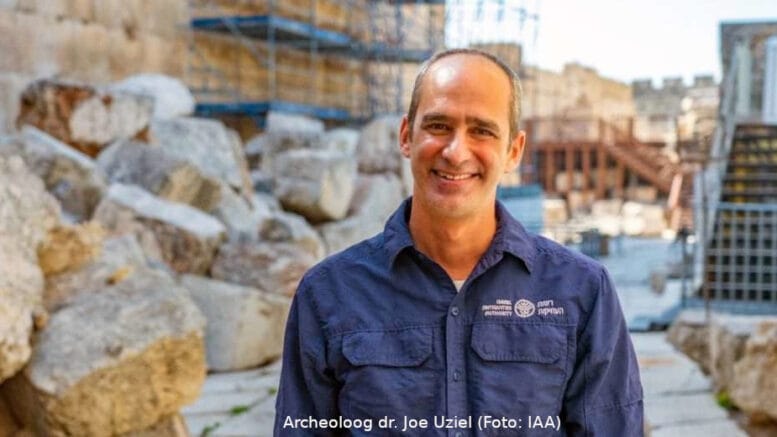 Dr. Joe Uziel photo courtesy of IAA 930x520 1 We gaan in deze aflevering even terug naar de Stad van David. Daar troffen archeologen in 2021 een merkwaardige laag van vernietiging aan. In een ingestort gebouw vonden zij een laag aan met gebroken kommen, lampen, potten en andere gebruiksvoorwerpen.