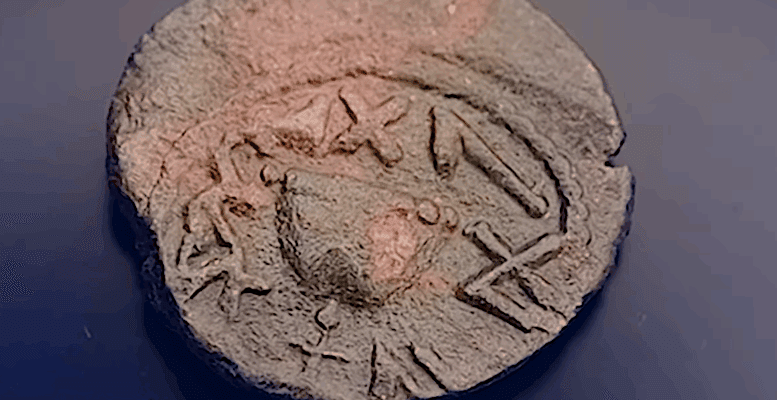 Munt uit jaar vier 'Voor de verlossing van Zion' (LeGe'oelat Zion) bleek het opschrift in oud Hebreeuws schrift van de bronzen munt, die tijdens opgravingen door de Israëlische Archeologische Dienst (IAA) werd gevonden in de Jeruzalemse Archeologische Tuin (Davidson Center), nabij de zuidwestelijke hoek van de Tempelberg.