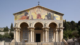 churchofthenations front1 De Olijfberg, aan de oostkant van Jerusalem, biedt een prachtig panorama over de tempelberg en de Oude Stad van Jeruzalem. Vooraan zie je de trappen naar de Gouden Poort en het Tempelplein met de Rotskoepel en de Al Aqsa-moskee.
