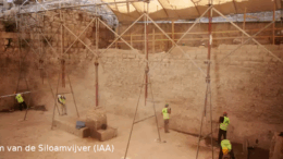 Dam Siloamvijver IAA In de Stad van David in Jeruzalem hebben archeologen recent een grote dam opge­gra­ven. Hij is ruim 11 meter hoog, 8 meter dik, opge­gra­ven over een lengte van 21 meter, en 2800 jaar oud, dat is tweede tempel periode. De massieve dam staat aan de zuidkant van de Stad van David.