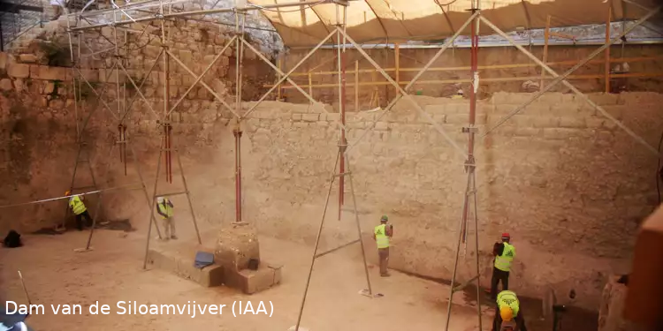 Dam Siloamvijver IAA In de Stad van David in Jeruzalem hebben archeologen recent een grote dam opge­gra­ven. Hij is ruim 11 meter hoog, 8 meter dik, opge­gra­ven over een lengte van 21 meter, en 2800 jaar oud, dat is tweede tempel periode. De massieve dam staat aan de zuidkant van de Stad van David.