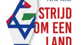 550x794 e1763981862865 De strijd om het beloofde Land kent grote partijdige ophef. Vooral weer sinds 7-10-2023. Er wordt van alles beweerd, maar vaak gaat het om misvattingen, hoogdravende idealen en leugens. Heel opmerkelijk: officiële media verheerlijken terrorisme en verkondigen vals en vooringenomen nieuws. Arie Kok tracht met zijn boek over deze strijd in 100 vragen & antwoorden duidelijkheid te geven. Wat valt daaraan op?