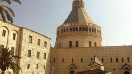 Church of Annunciation wikipedia We volgen Albert Groothedde bij zijn bezoek aan Nazareth, een dorp dat zo klein was dat de naam nergens vermeld staat in het Oude Testament. Nu is het de grootste Arabische stad in Israël, met de enorme katholieke basiliek, die we vorige week bekeken.